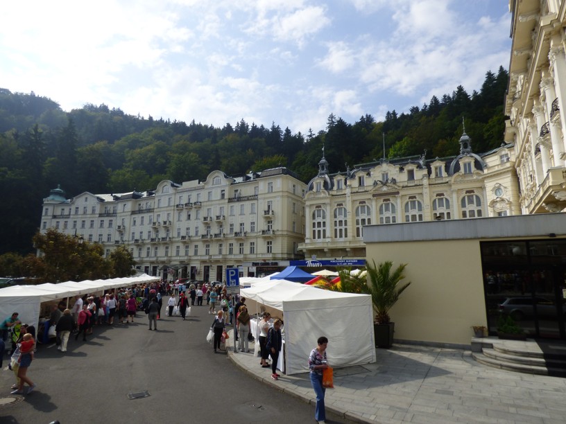 Porcelánové trhy  - prodej českého porcelánu, před Grandhotelem Pupp