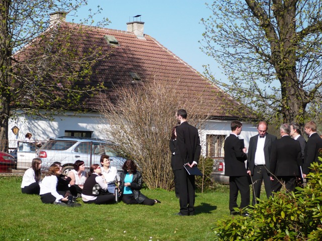 Bohdaneč, velikonoční koncert 2009, sbor a hudebníci v parku